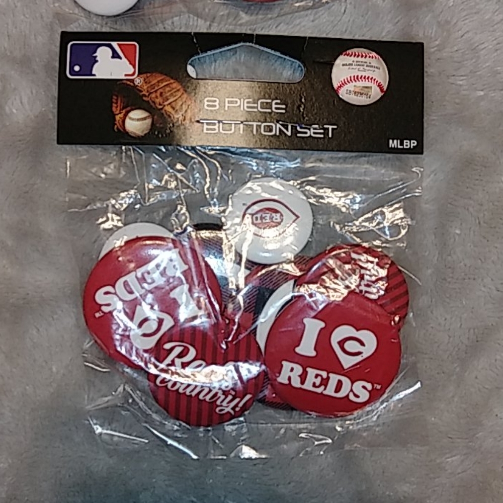 8 piece Cincinnati reds buttons